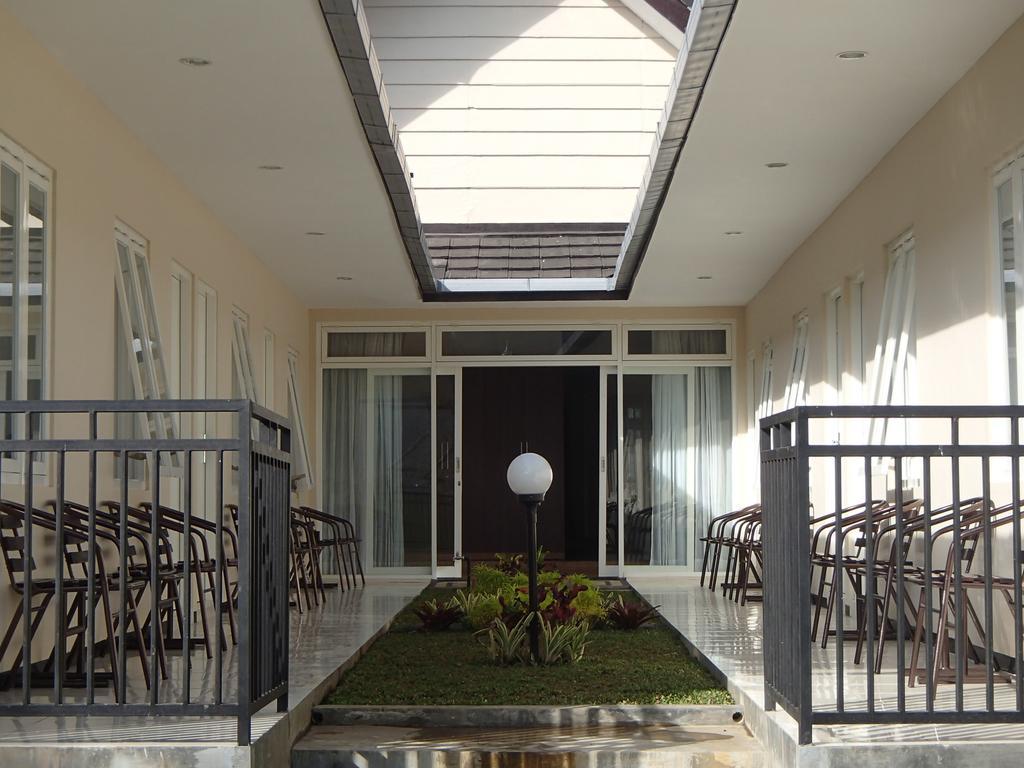 Shakila Guest House Malang Exteriör bild